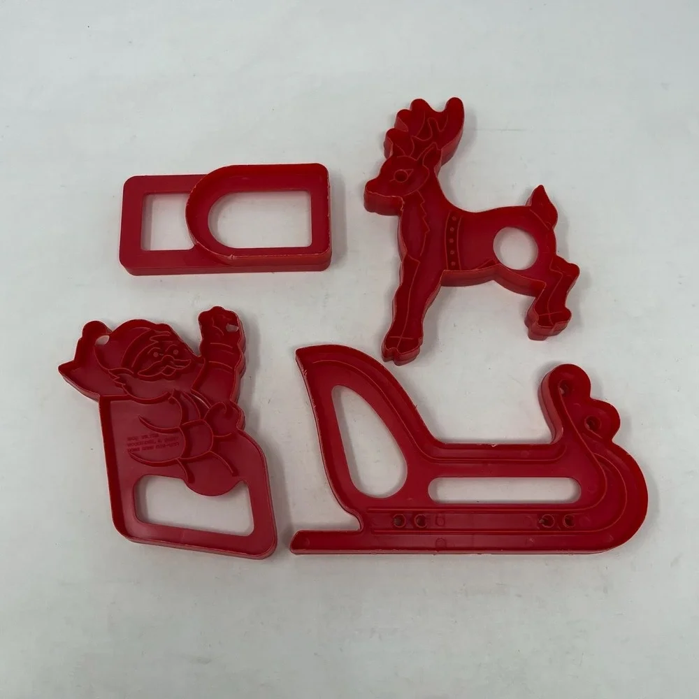 Vintage Wilton Santas Cookie Sleigh Kit Red Plastic 4 Piece Set 1983 w/Booklet